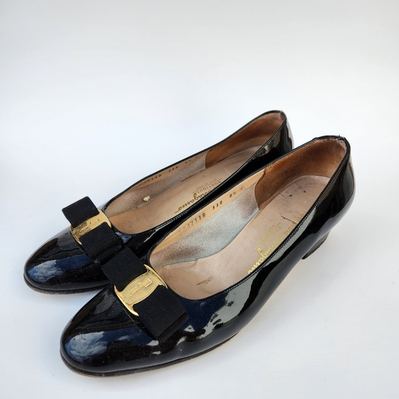 Salvatore Ferragamo Vintage '05 Vara Black Patent Flats With Bow - Picture 2 of 11